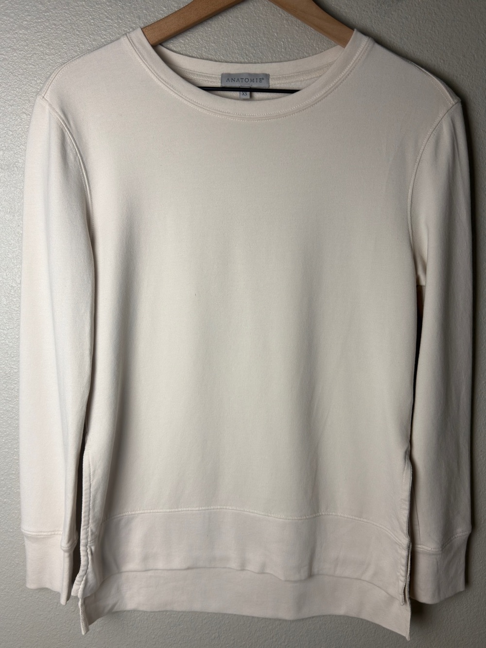 Anatomie Women’s Cream Longsleeve Hi-Lo Top
